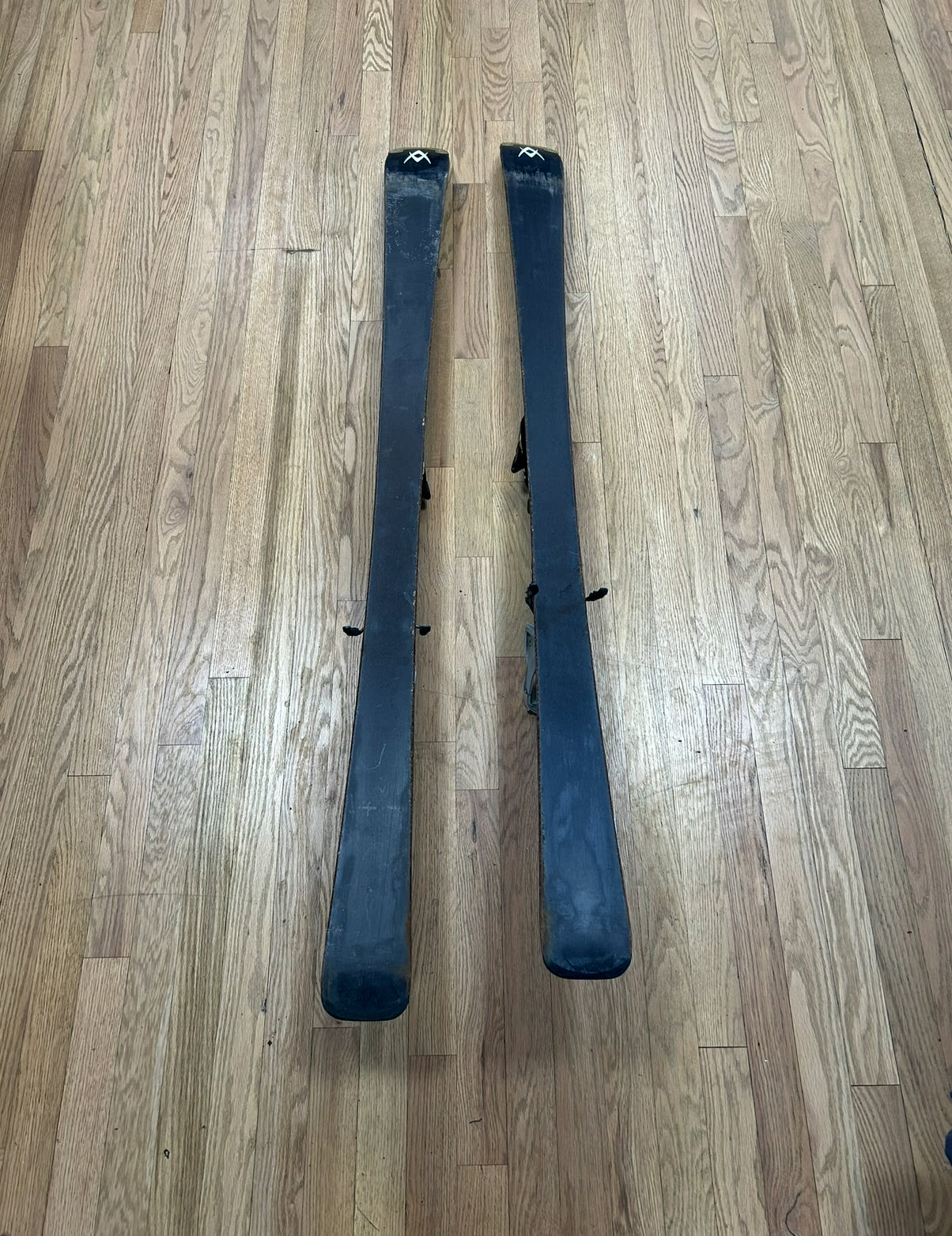 Volkl Unlimited S1 Skis – 147cm (With Bindings)